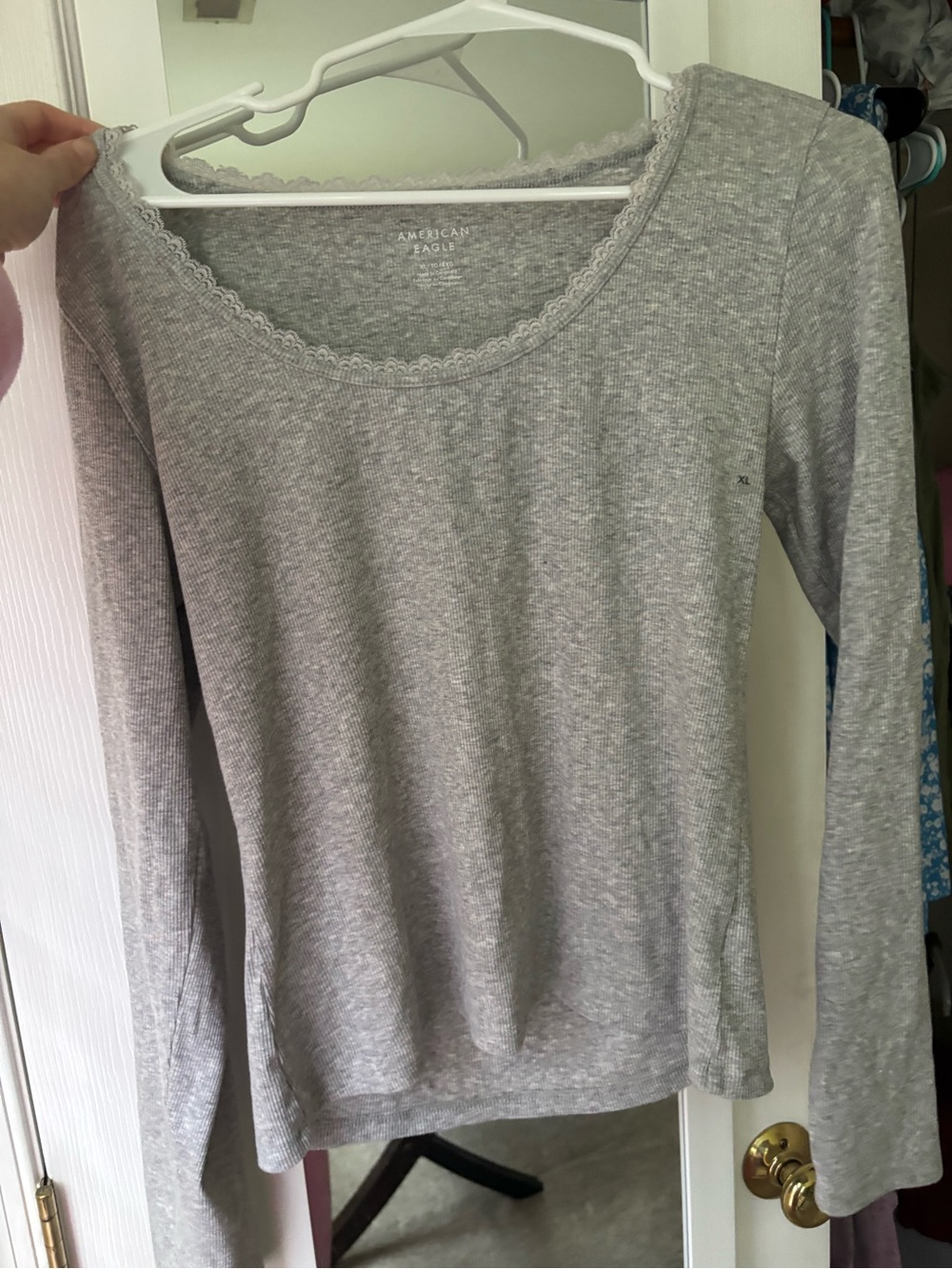 American Eagle Outfitters Light Gray Long-Sleeve Scoop Neck Top